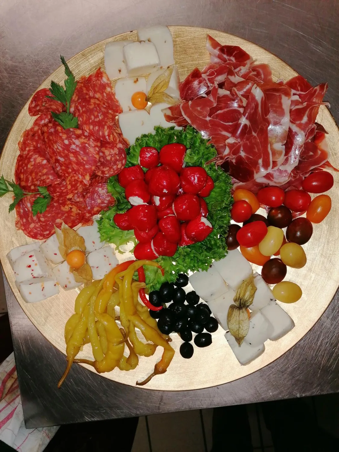 Antipasti-Platte mit Salami, Parmaschinken, Tomaten, Oliven und Peperoni