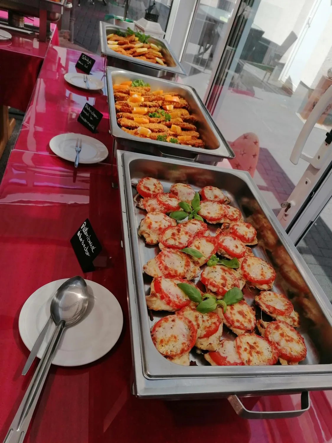 Bleche mit frisch belegten Bruschetta am Buffet