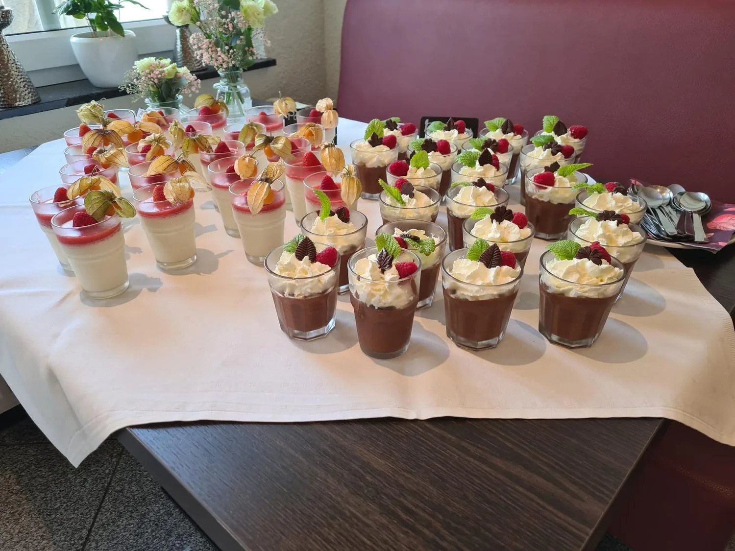 Hausgemachte Desserts im Glas mit Beeren und Physalis