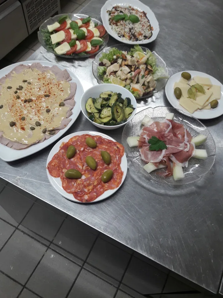 Antipasti-Platten mit Caprese, Salami und eingelegtem Gemüse