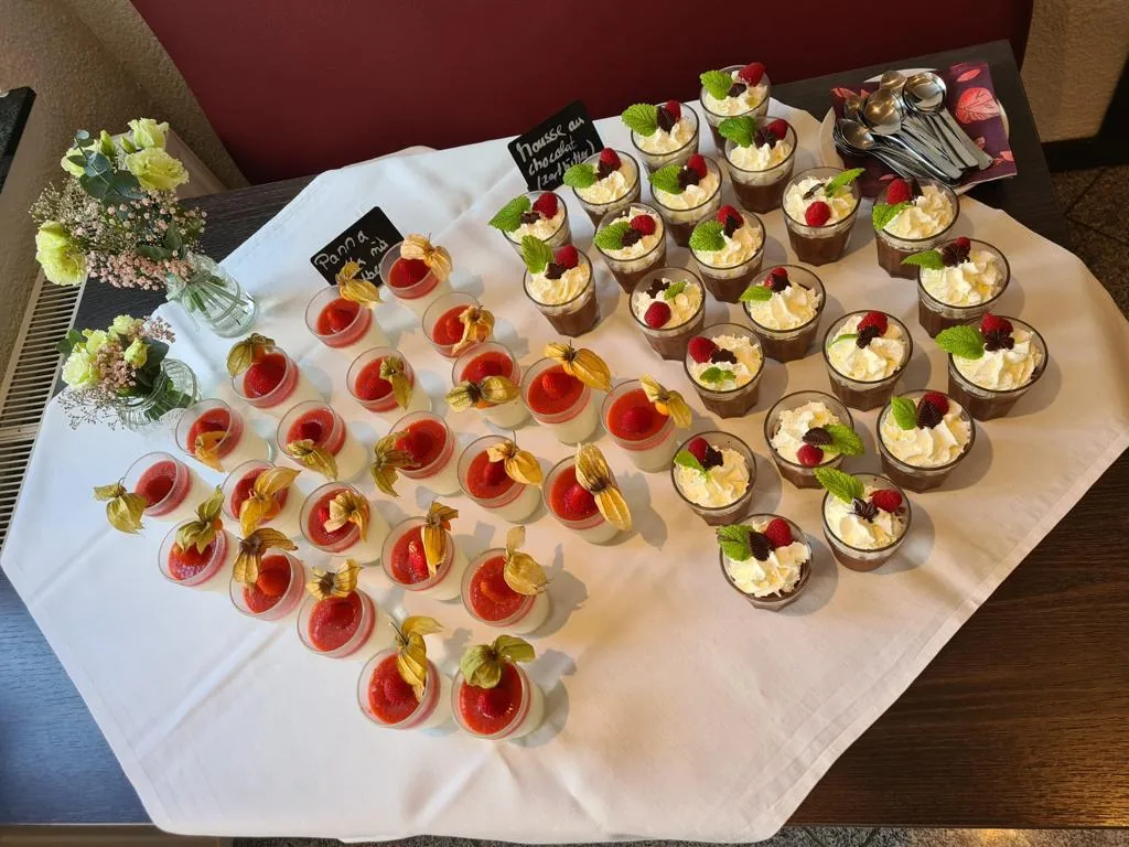 Fingerfood-Häppchen im Glas auf weißer Tafel