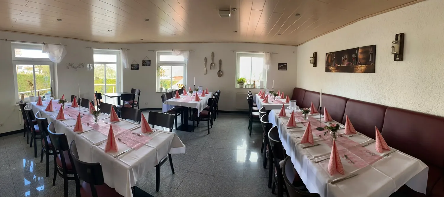 Heller Gastraum des La Mamma Mia mit festlich eingedeckten Tischen