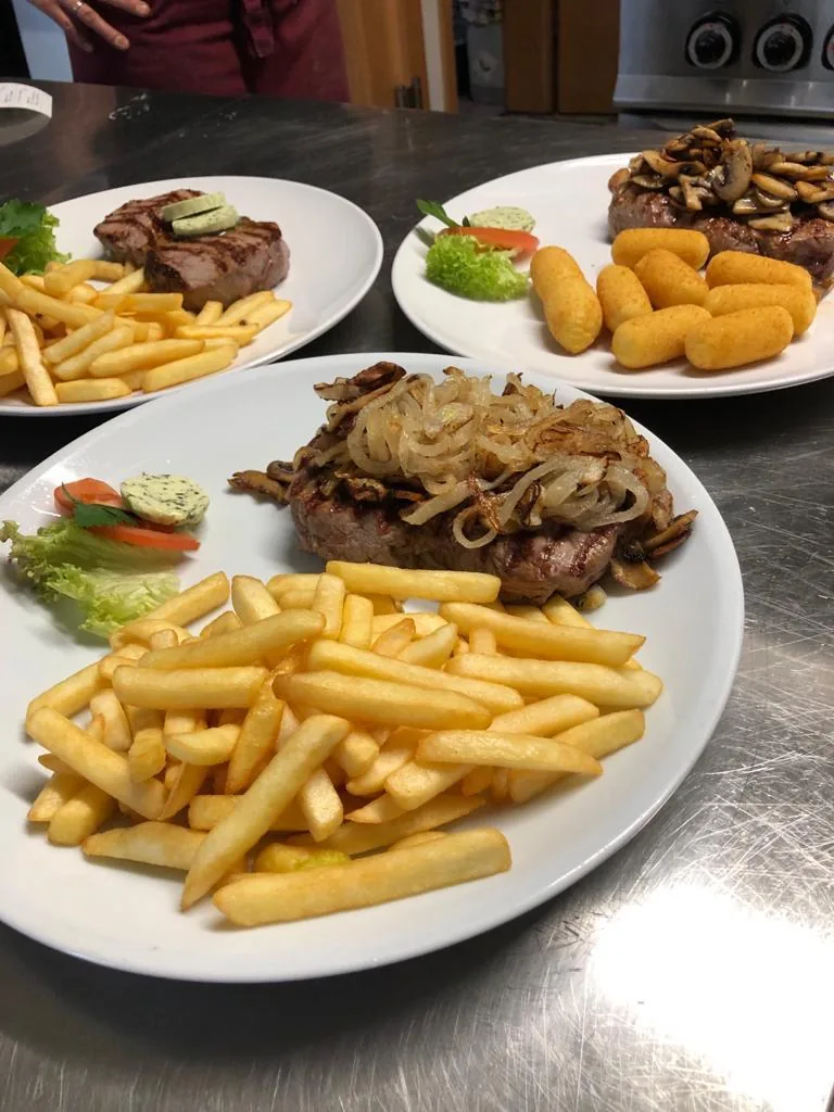 Zwiebelrostbraten mit Pommes frites