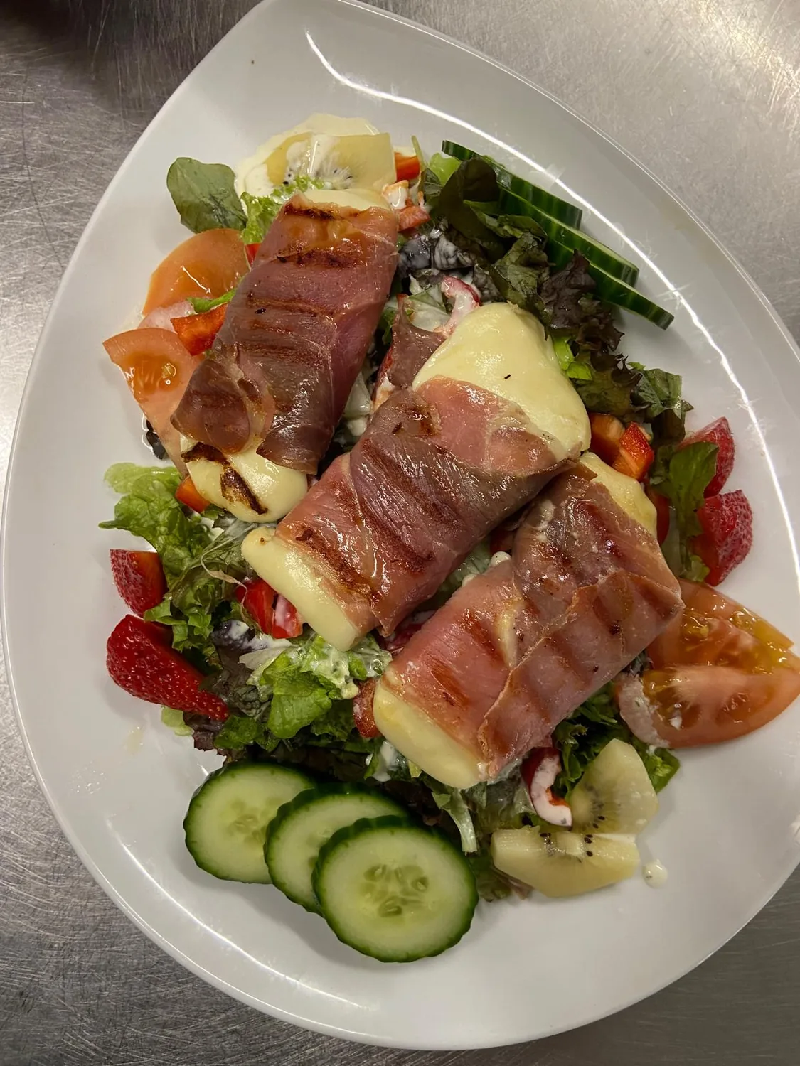 Bunter Salat mit Schinken-Käse-Röllchen, frisch angerichtet
