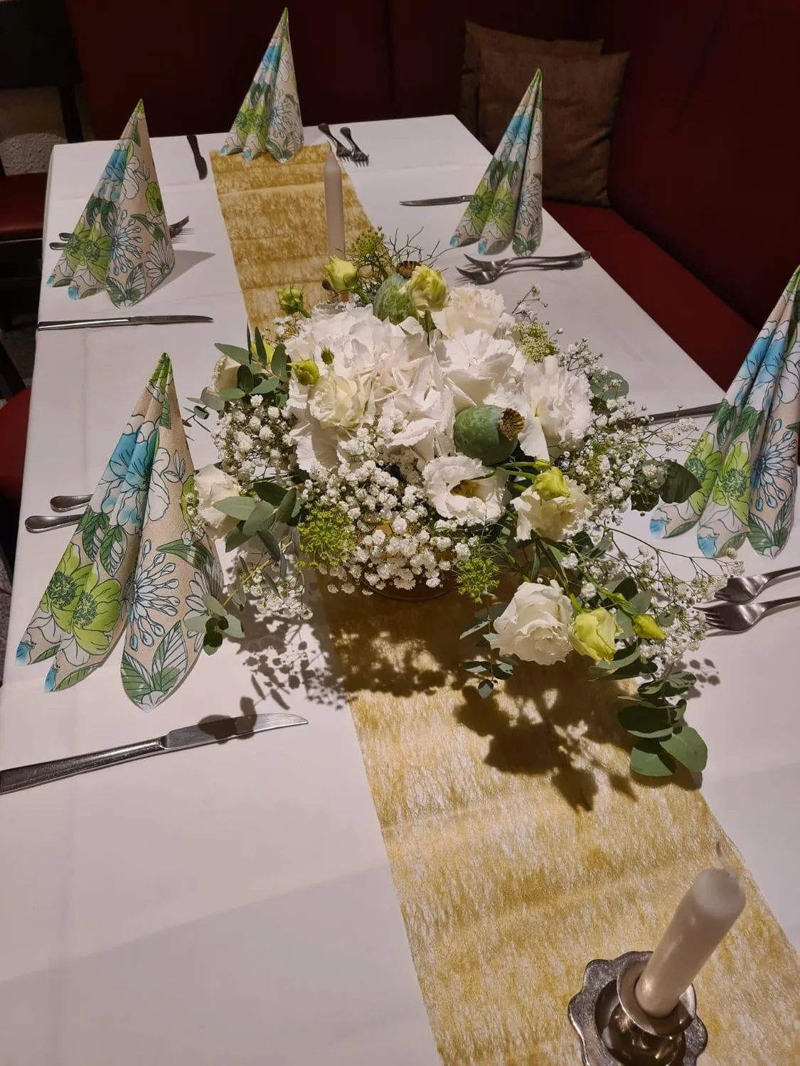 Blumengesteck auf einer festlich eingedeckten Tafel im La Mamma Mia